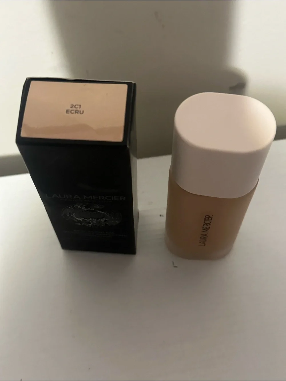 laura mercier Weightless Perfecting Foundation - Beige (Ecru) 2c1